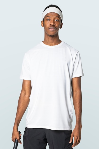 Homme en t-shirt blanc et vêtements de sport bandeau