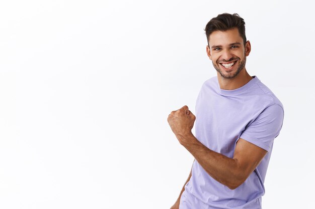 Homme avec un t-shirt lilas célébrant une victoire sur blanc