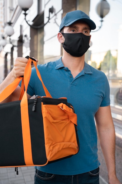 Homme en t-shirt livrant des plats à emporter