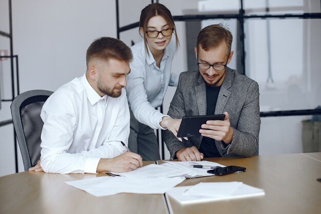 Homme avec une tablette. Partenaires commerciaux lors d'une réunion d'affaires.Les gens assis à la table