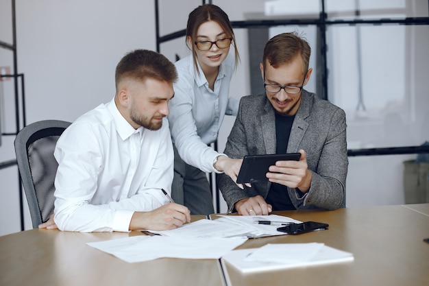 Homme avec une tablette. Partenaires commerciaux lors d'une réunion d'affaires.Les gens assis à la table