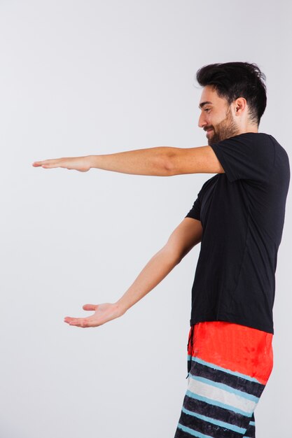 Homme en taille de démonstration de vêtements de plage