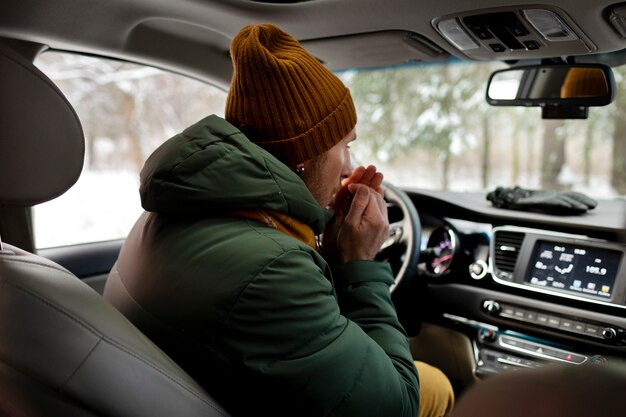 Un homme de taille moyenne conduisant une voiture.