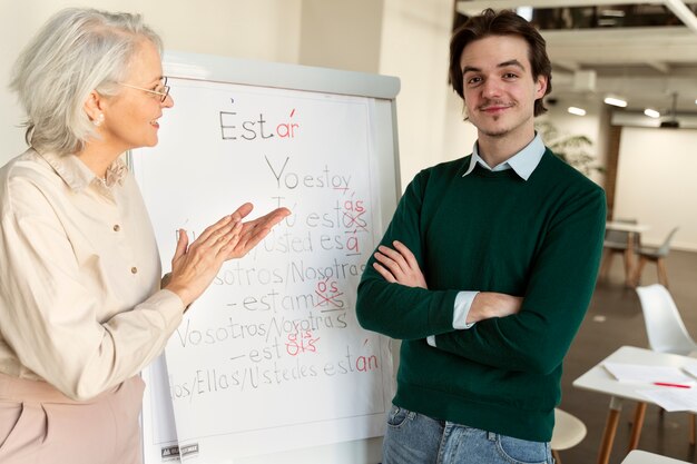 Un homme de taille moyenne corrige des erreurs de grammaire.