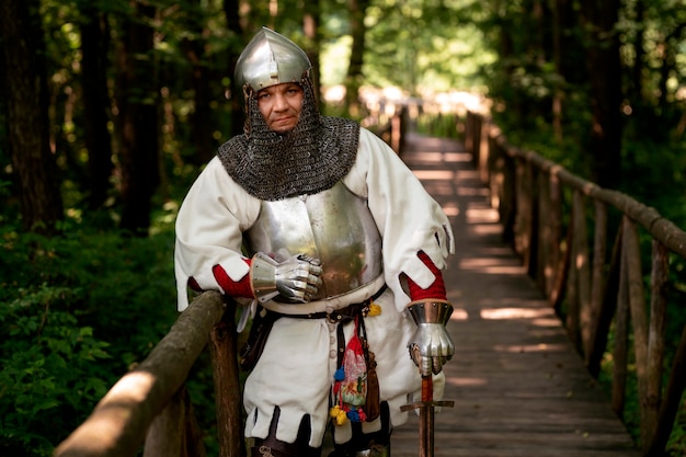 Un homme de taille moyenne se faisant passer pour un soldat médiéval.