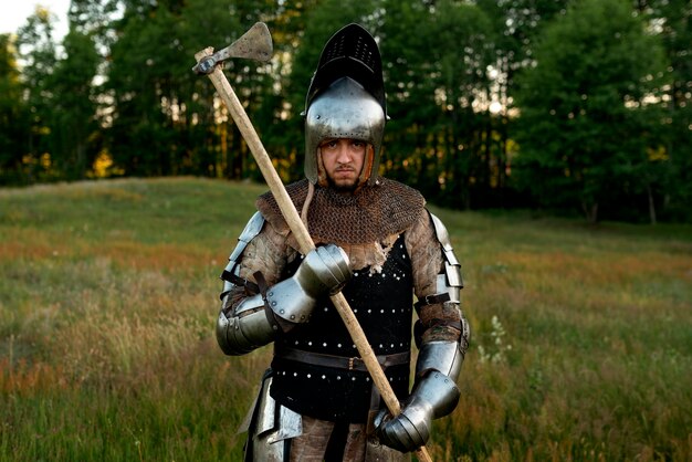 Un homme de taille moyenne se faisant passer pour un soldat médiéval.