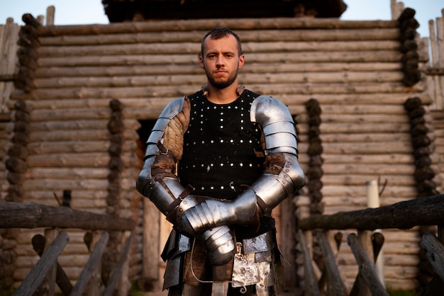 Un homme de taille moyenne se faisant passer pour un soldat médiéval.