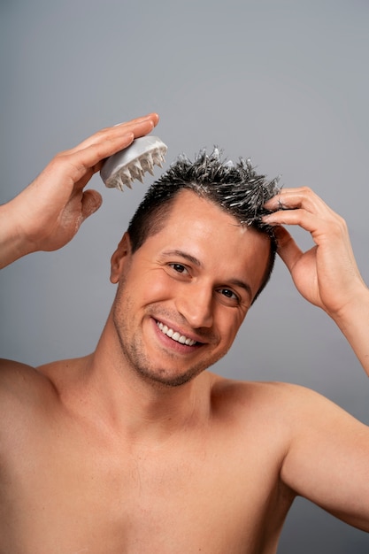 Photo gratuite un homme de taille moyenne se fait un massage du cuir chevelu.