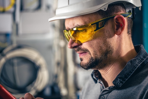 Homme un technicien électricien travaillant dans un standard avec des fusibles