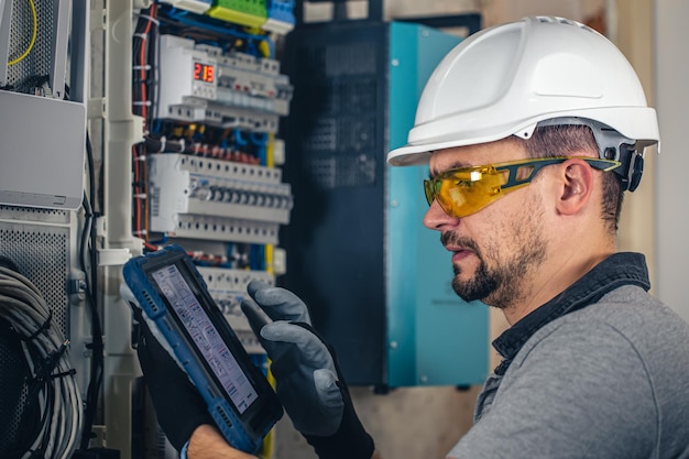 Photo gratuite homme un technicien électricien travaillant dans un standard avec des fusibles