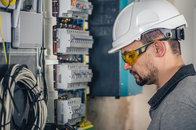 Photo gratuite homme un technicien électricien travaillant dans un standard avec des fusibles