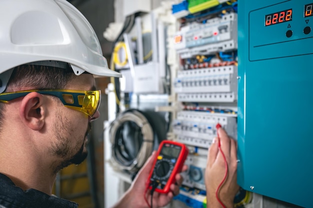 Photo gratuite homme un technicien électricien travaillant dans un standard avec des fusibles