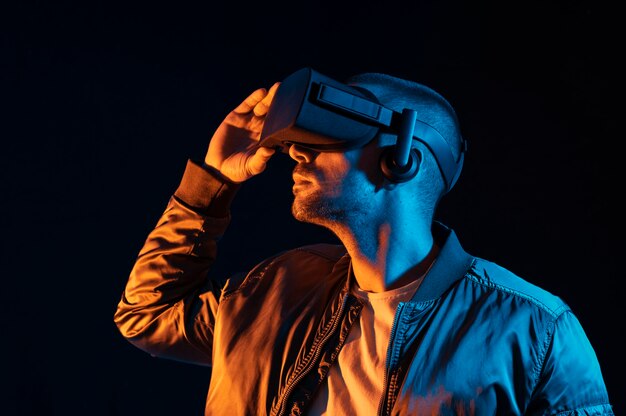 Homme avec technologie de lunettes vr