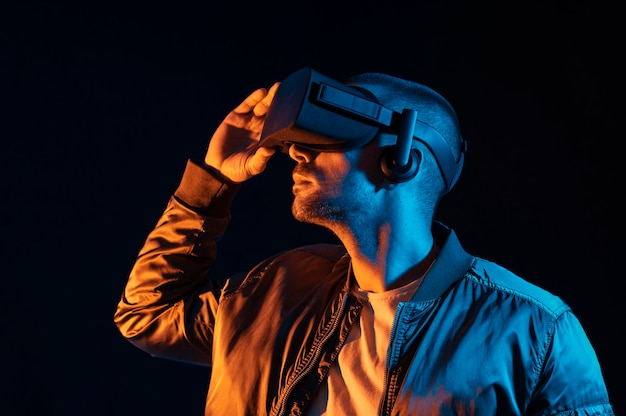 Homme avec technologie de lunettes vr