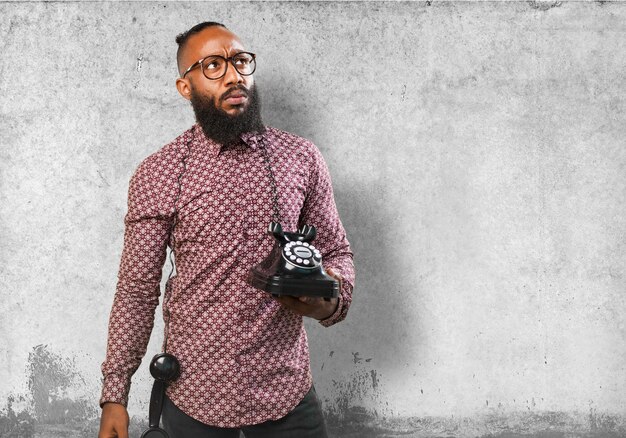 L&#39;homme avec un téléphone accroché à son cou