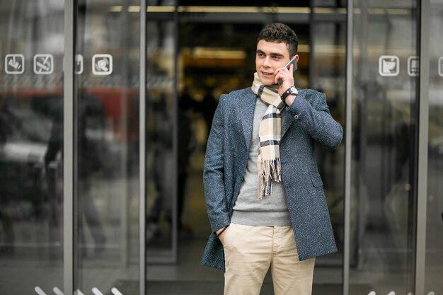 Homme avec un téléphone à l&#39;extérieur