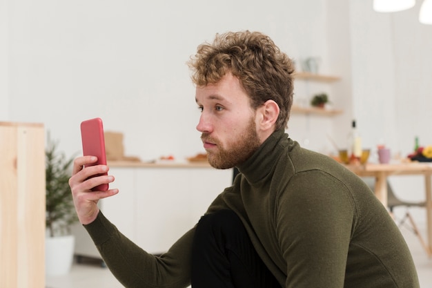 Photo gratuite homme avec téléphone, prendre des photos