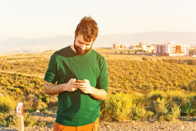 Homme avec téléphone