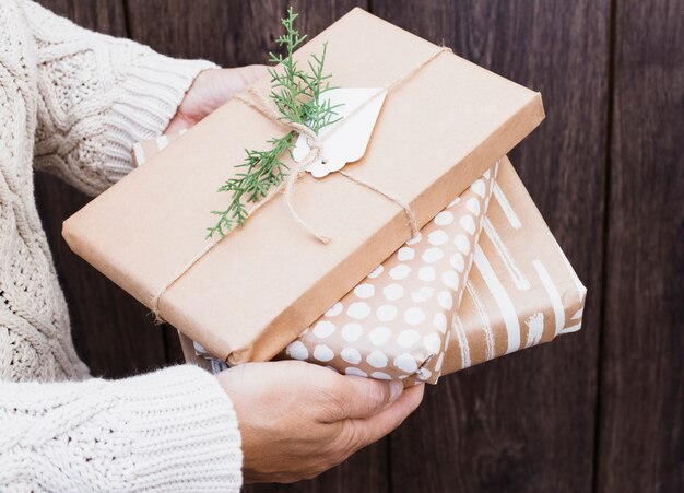 Homme tenant des boîtes à cadeaux