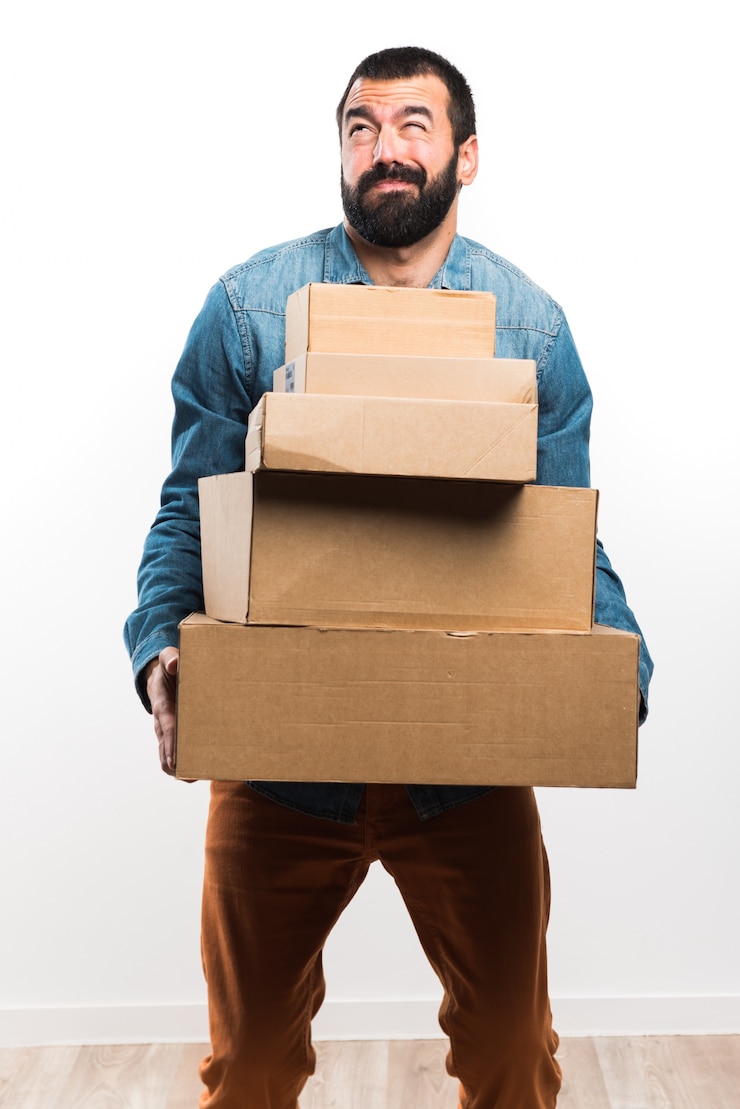 Photo gratuit un homme tenant des boîtes.