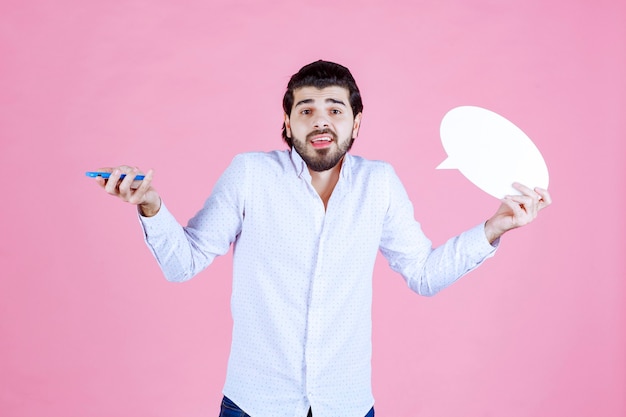 Photo gratuite homme tenant une bulle ovale et parlant au téléphone.