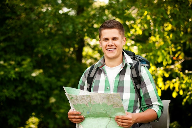 Photo gratuite homme tenant une carte en forêt