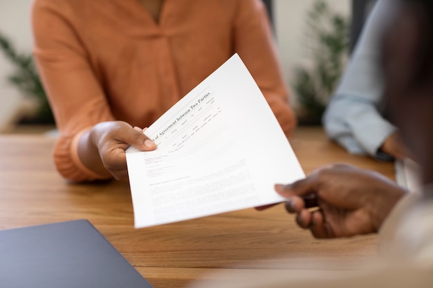 Photo gratuite homme tenant un contrat pour son nouveau travail de bureau après l'entretien