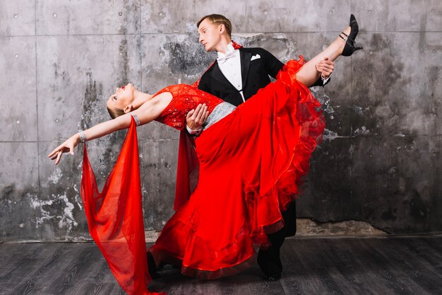 Homme tenant une femme pendant la danse