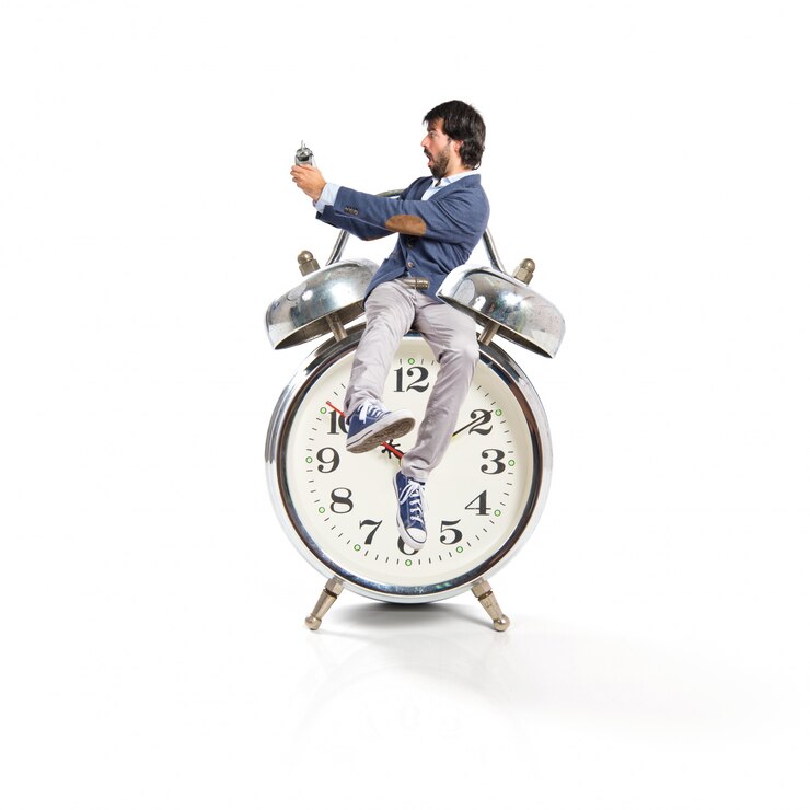 Photo gratuit homme tenant une horloge sur fond blanc