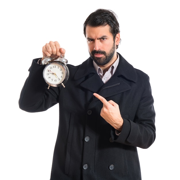 Homme tenant une horloge