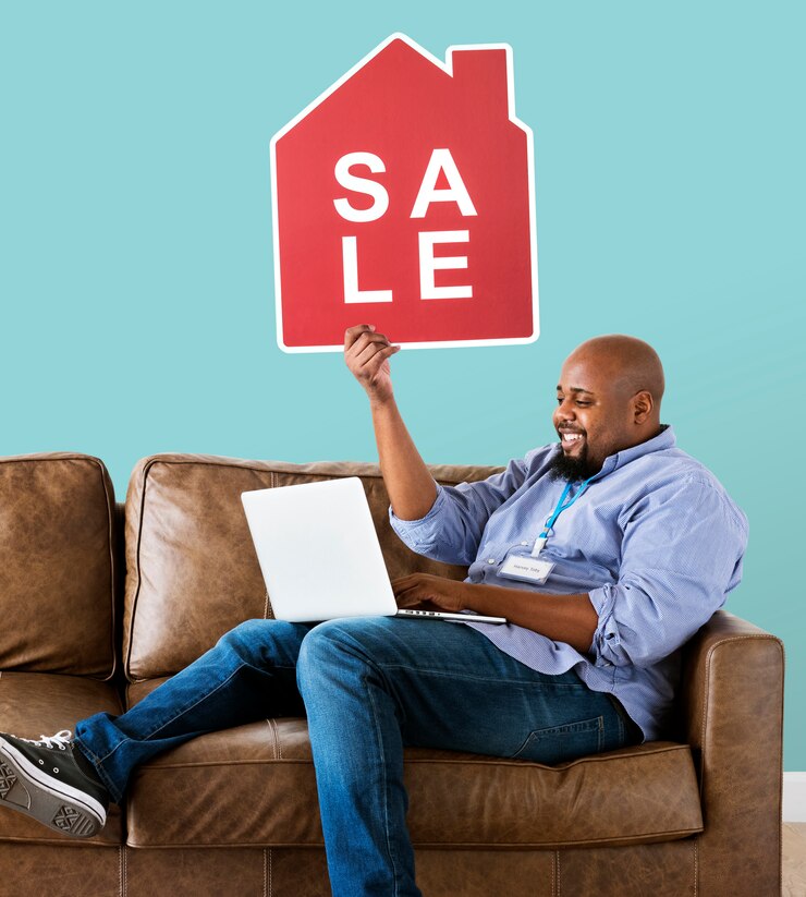 Photo gratuit homme tenant une icône de vente de maison