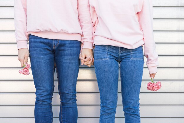 Homme tenant les mains avec une femme avec des fleurs