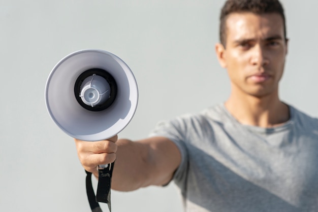 Homme tenant un mégaphone pour démonstration