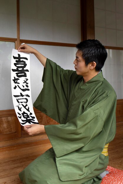 Homme tenant un papier avec une écriture japonaise