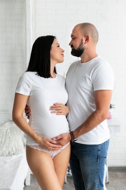 Homme tenant sa main de femme enceinte