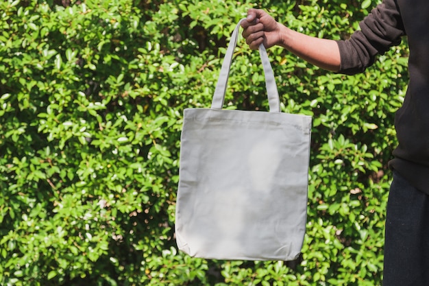 Homme tenant un sac en tissu de toile pour maquette, concept d'écologie.