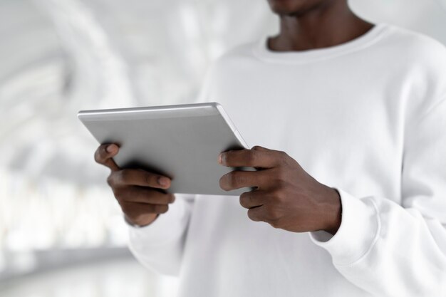 Homme tenant une tablette numérique