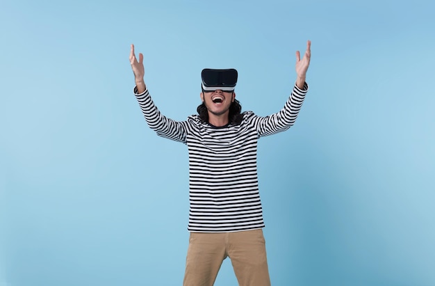 Photo gratuite un homme en tenue décontractée utilisant des lunettes de réalité virtuelle touchant quelque chose d'invisible expérimentant une aventure de réalité virtuelle