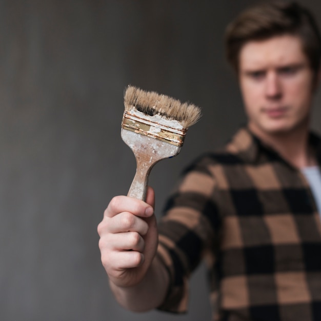 Homme, tenue, peinture, brosse, devant, lui