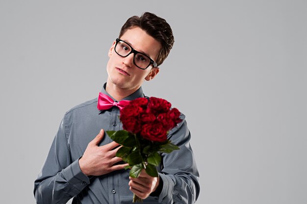 Homme, tenue, roses