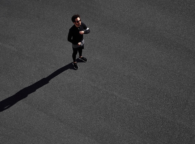 Homme en tenue de sport sur vue de dessus de route