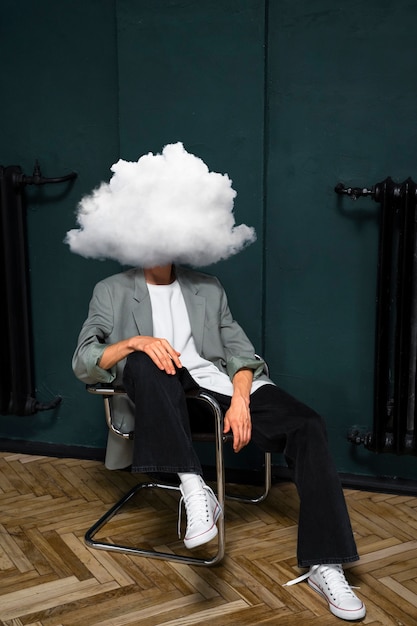Homme avec tête en forme de nuage plein coup