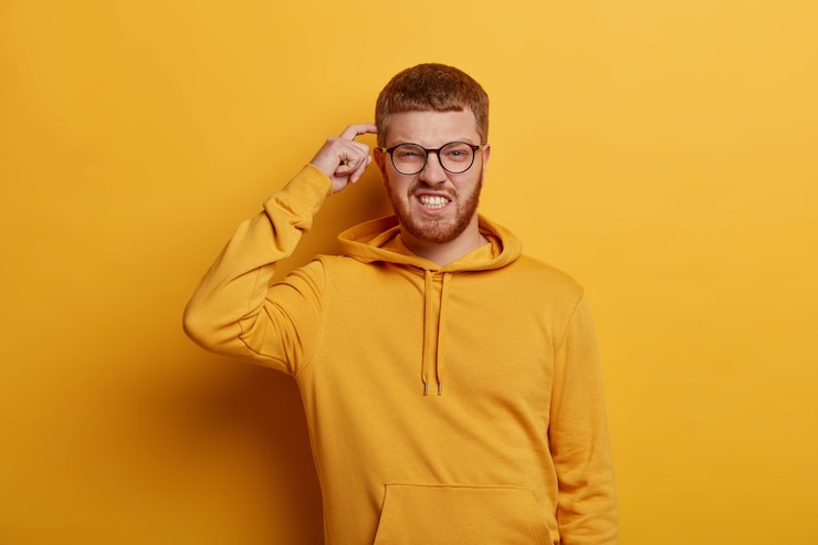 Photo gratuit homme tête rouge barbu confus se gratte la tête