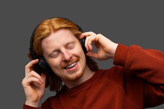 Homme à tête rouge beau et sensible souriant