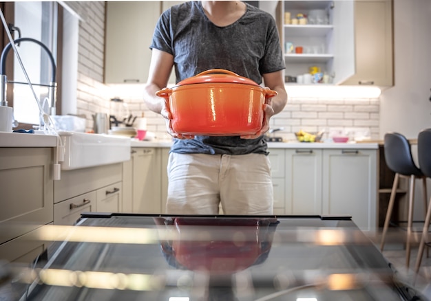 Photo gratuite un homme tient un plat dans ses mains avant de le mettre au four.