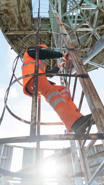 Homme de tir complet sur l'échelle