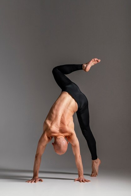 Homme de tir complet avec une jambe vers le haut