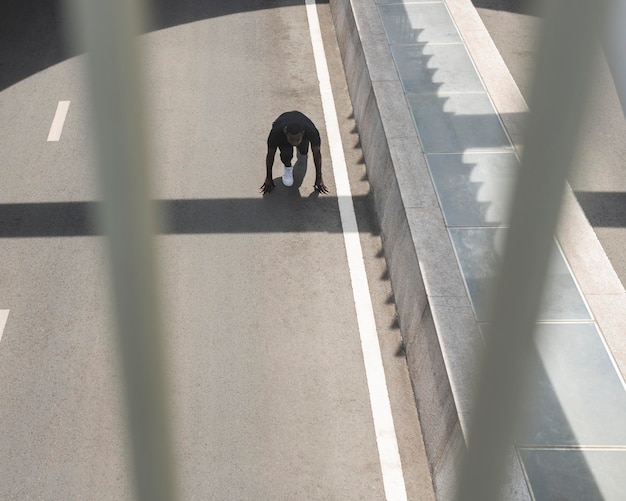 Photo gratuite homme de tir complet prêt à courir