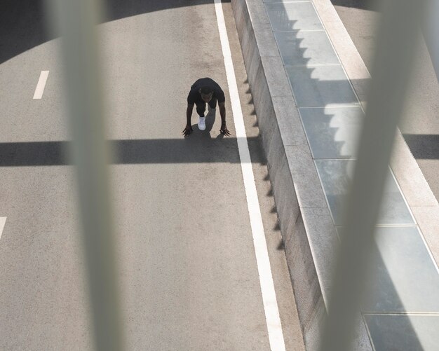 Homme de tir complet prêt à courir