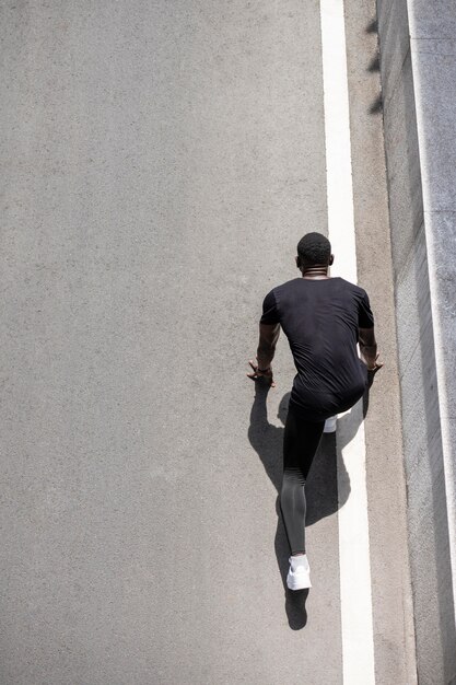 Homme de tir complet prêt à courir